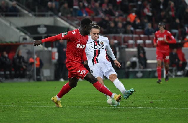 Billal Brahimi (OGC Nizza), re., erzielt mit diesem Schuss das Tor zum 0:2, links Kingsley Schindler (1.FC Koeln) 03.11.2022, Fussball, UEFA Europa Conference League, Saison 2022 23, Gruppenphase, 6. Spieltag 1. FC Köln - OGC Nizza Koeln RheinEnergieStadion Nordrhein Westfalen Deutschland