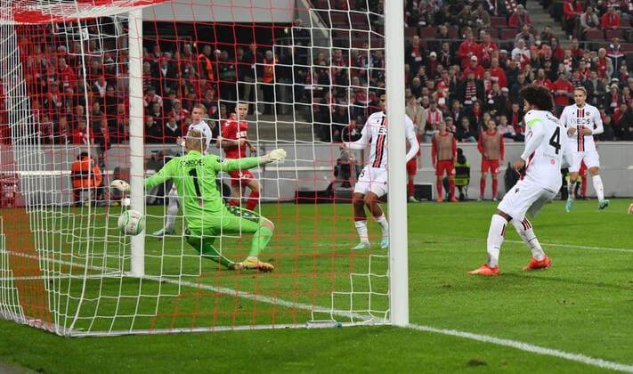 Denis Huseinbasic (1.FC Koeln), hinten erzielt das Tor zum 1:2 03.11.2022, Fussball, UEFA Europa Conference League, Saison 2022 23, Gruppenphase, 6. Spieltag 1. FC Köln - OGC Nizza Koeln RheinEnergieStadion Nordrhein Westfalen Deutschland