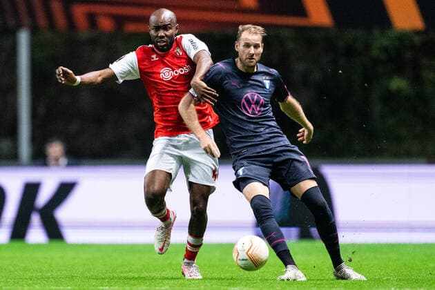 221103 Al Musrati of Braga and Ola Toivonen of Malmö FF during the UEFA Europa League between Braga and Malmö FF on November 3, 2022 in Braga. Photo: Petter Arvidson BILDBYRAN kod PA PA0430 fotboll football soccer fotball uefa europa league braga malmö ff bbeng Copyright: PETTERxARVIDSON BB221103PA101