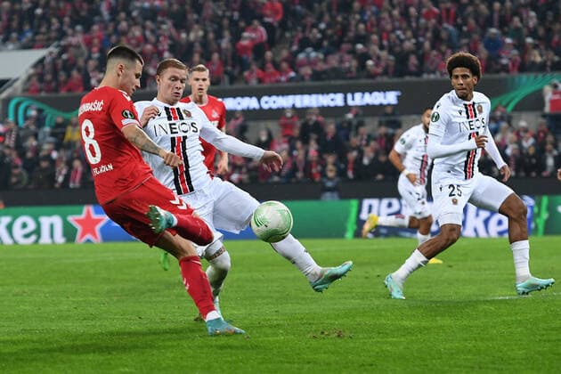Fußball UEFA Conference League Gruppenphase 6. Spieltag 1. FC Köln - OGC Nizza am 03.11.2022 im RheinEnergieStadion in Köln Torschuss Tor zum 1:2 durch Denis Huseinbasic ( Köln )