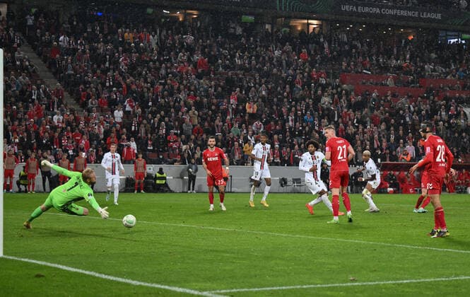 Ondrej Duda (1.FC Koeln), hinten rechts verd. erzielt gegen Torwart Kasper Schmeichel (OGC Nizza) das Tor zum 2:2 03.11.2022, Fussball, UEFA Europa Conference League, Saison 2022 23, Gruppenphase, 6. Spieltag 1. FC Köln - OGC Nizza Koeln RheinEnergieStadion Nordrhein Westfalen Deutschland