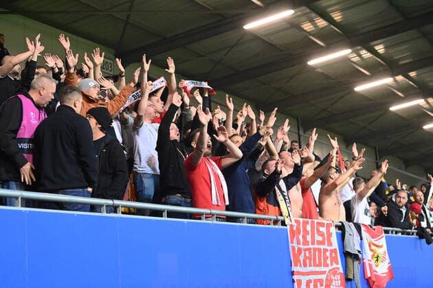 Fussball, Herren, Saison 2022 2023, Europa League (Gruppenphase, Gruppe D, 6. Spieltag), Royale Union Saint-Gilloise - 1. FC Union Berlin, Einige Fans von 1. FC Union Berlin sind trotz Verbot seit Beginn der 2. Halbzeit im Stadion , 03.11. 2022, Copyright: xSebastianxRäppold MatthiasxKochx
