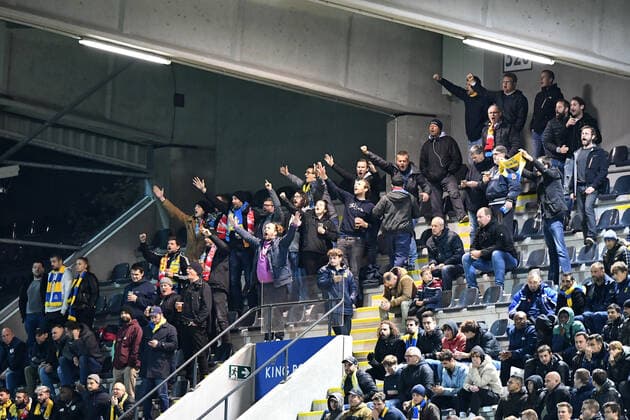 Fussball, Herren, Saison 2022 2023, Europa League (Gruppenphase, Gruppe D, 6. Spieltag), Royale Union Saint-Gilloise - 1. FC Union Berlin, Einige Fans von 1. FC Union Berlin sind trotz Verbot seit Beginn der 2. Halbzeit im Stadion - hier auf der Haupttribuene, 03.11. 2022, Copyright: xSebastianxRäppold MatthiasxKochx