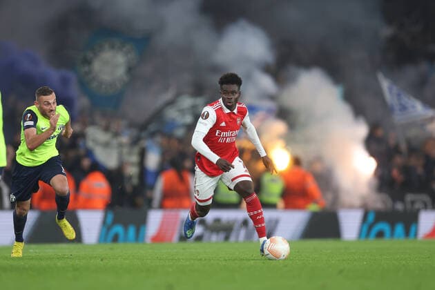 Arsenal v FC Zurich 03 November 2022, London - UEFA Europa League Group Stage - Arsenal v FC Zurich - Bukayo Saka of Arsenal runs with the ball with a backdrop of smoke - Photo: Jacques Feeney Offside. London UK Copyright: xJacquesxFeeneyx xOffsidexOffside