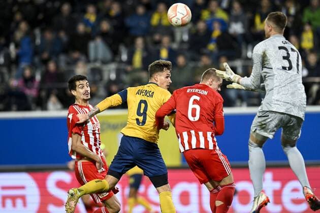 LEUVEN, BELGIUM - NOVEMBER 03 : Eckert Ayensa Dennis forward of Union St-Gilloise in an airduel with Ryerson Julian defender of Union Berlin during UEFA Europa league match between Union St-Gilloise and Union Berlin at the King Power Stadium at den Dreef November 3, 2022 in Leuven, Belgium, 3 11 2022 ( Union ST-Gilloise v Union Berlin PhotoNews Panoramic 