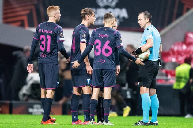 221103 Hugo Larsson, Felix Beijmo and Patriot Sejdiu of Malmö FF in discussion with referee Ruddy Buquet after the UEFA Europa League between Braga and Malmö FF on November 3, 2022 in Braga. Photo: Petter Arvidson BILDBYRAN kod PA PA0430 fotboll football soccer fotball uefa europa league braga malmö ff bbeng Copyright: PETTERxARVIDSON BB221103PA159