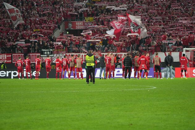 GER, Europa Conference League, Gruppenphase, 6 Spieltag, 1. FC Koeln (GER) vs. OGC Nizza (FRA) 03.11.2022, Rheinenergie Stadion, Koeln, GER, Europa Conference League, Gruppenphase, 6 Spieltag, 1. FC Koeln (GER) vs. OGC Nizza (FRA), im Bild: die Koelner verabschieden sich von den Fans