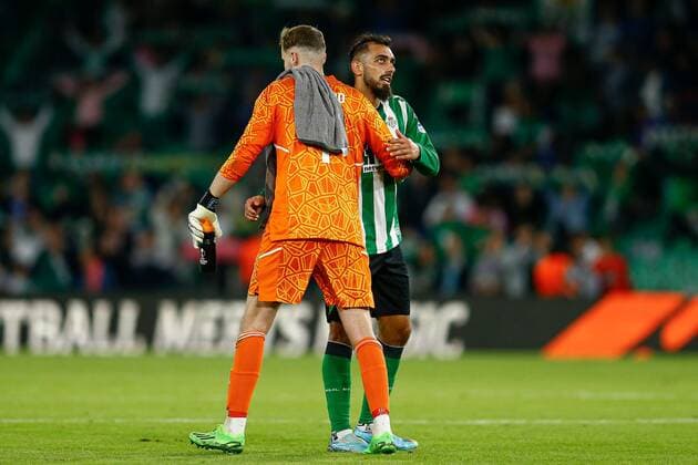 Mandatory Credit: Photo by Pressinphoto Shutterstock (13607381ad) Conor Hazard of HJK Helsinki and Borja Iglesias of Real Betis Real Betis v HJK Helsinki, UEFA Europa League, Group C, date 6. Football, Benito Villamarin Stadium, Sevilla, Spain - 03 Nov 2022 Editorial use only Real Betis v HJK Helsinki, UEFA Europa League, Group C, date 6. Football, Benito Villamarin Stadium, Sevilla, Spain - 03 Nov 2022 Editorial use only  Copyright: xPressinphoto Shutterstockx 13607381ad