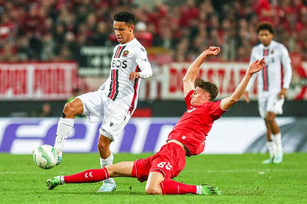 Hicham Boudaoui (OGC Nizza Nice, 28) im Zweikampf gegen Eric Martel (FC Köln Koeln, 06), GER, FC Köln Koeln vs. OGC Nizza Nice, UEFA Conference League 2022 23, Gruppenphase, Gruppe D, 6. Spieltag, 03.11.2022, GER, FC Köln Koeln vs. OGC Nizza Nice, UEFA Conference League 2022 23, Gruppenphase, Gruppe D, 6. Spieltag, 03.11.2022, Foto: Eibner-Pressefoto Gabriel Boia Köln Koeln Copyright: xEibner-Pressefoto GabrielxBoiax EP_EER