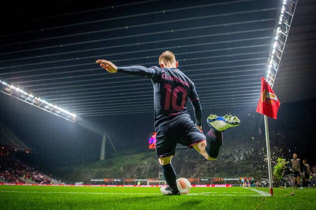 221103 Anders Christiansen of Malmö FF with a corner kick during the UEFA Europa League between Braga and Malmö FF on November 3, 2022 in Braga. Photo: Petter Arvidson BILDBYRAN kod PA PA0430 fotboll football soccer fotball uefa europa league braga malmö ff bbeng genre hörna Copyright: PETTERxARVIDSON BB221103PA169