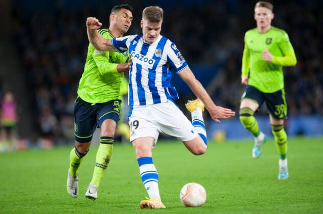 Partido de la Europa League entre la Real Sociedad y el Manchester United, ManU En la imagen, Casemiro y Sorloth. Europa League match between Real Sociedad and Manchester United. In this picture, Casemiro and Sorloth. JOSUNExMTZ.xDExALBENIZ 