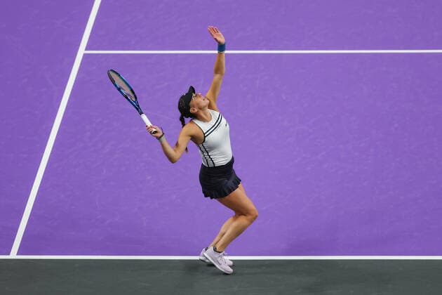 FORT WORTH, TX - NOVEMBER 03: Giuliana Olmos (MEX) serves during the WTA, Tennis Damen Finals on November 3, 2022 at Dickies Arena in Fort Worth, TX. (Photo by George Walker Icon Sportswire) TENNIS: NOV 03 WTA Finals Icon22110306