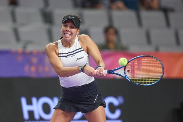 FORT WORTH, TX - NOVEMBER 03: Giuliana Olmos (MEX) hits a backhand during the WTA, Tennis Damen Finals on November 3, 2022 at Dickies Arena in Fort Worth, TX. (Photo by George Walker Icon Sportswire) TENNIS: NOV 03 WTA Finals Icon22110311