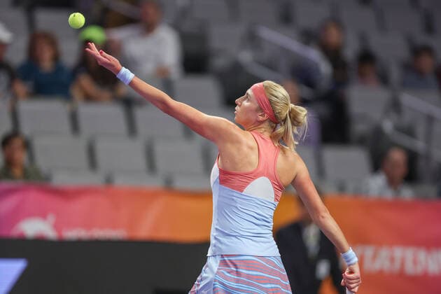 FORT WORTH, TX - NOVEMBER 03: Lyudmyla Kichenok (UKR) serves during the WTA, Tennis Damen Finals on November 3, 2022 at Dickies Arena in Fort Worth, TX. (Photo by George Walker Icon Sportswire) TENNIS: NOV 03 WTA Finals Icon22110314