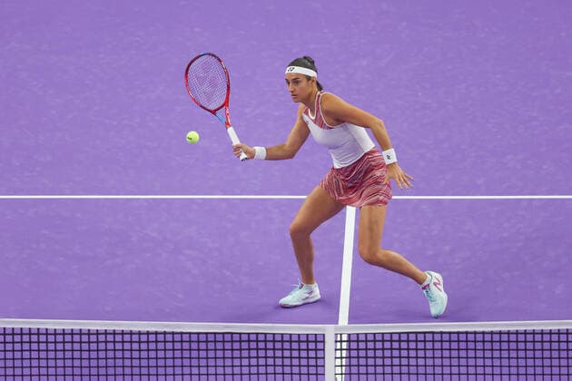 FORT WORTH, TX - NOVEMBER 03: Caroline Garcia (FRA) hits a volley during the WTA, Tennis Damen Finals on November 3, 2022 at Dickies Arena in Fort Worth, TX. (Photo by George Walker Icon Sportswire) TENNIS: NOV 03 WTA Finals Icon22110319