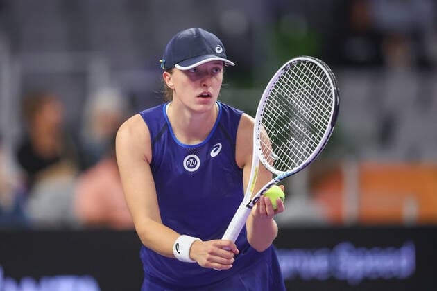 FORT WORTH, TX - NOVEMBER 03: Iga ?wi?tek (POL) serves during the WTA, Tennis Damen Finals on November 3, 2022 at Dickies Arena in Fort Worth, TX. (Photo by George Walker Icon Sportswire) TENNIS: NOV 03 WTA Finals Icon22110326