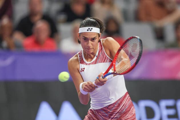FORT WORTH, TX - NOVEMBER 03: Caroline Garcia (FRA) hits a backhand during the WTA, Tennis Damen Finals on November 3, 2022 at Dickies Arena in Fort Worth, TX. (Photo by George Walker Icon Sportswire) TENNIS: NOV 03 WTA Finals Icon22110330