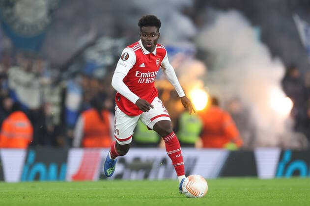 Arsenal v Zurich 03 November 2022, London - Europa League Group Stage - Arsenal v Zurich - Bukayo Saka of Arsenal runs with the ball with a backdrop of smoke - Photo: Jacques Feeney Offside. London UK Copyright: xJacquesxFeeneyx xOffsidexOffside