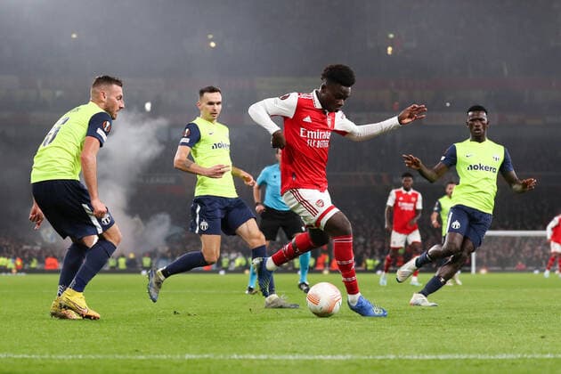 Arsenal v Zurich 03 November 2022, London - Europa League Group Stage - Arsenal v Zurich - Bukayo Saka of Arsenal surrounded by Zurich players - Photo: Jacques Feeney Offside. London UK Copyright: xJacquesxFeeneyx xOffsidexOffside