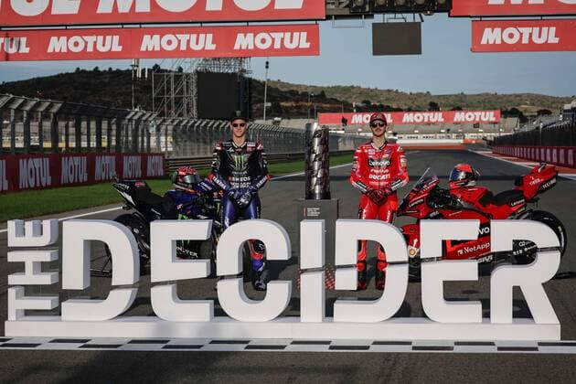 Bilder des Jahres, Sport 11 November Sport Themen der Woche KW44 IPP20221103 Motorsports: MotoGP World Championship, WM, Weltmeisterschaft GP of Comunitat Valenciana, da sx. Fabio Quartararo - Monster Energy Yamaha MotoGP con Francesco Bagnaia - Ducati Lenovo Team (Verwendung nur in Deutschland - GERMANY ONLY) *** IPP20221103 Motorsports MotoGP World Championship, GP of Comunitat Valenciana, da sx Fabio Quartararo Monster Energy Yamaha MotoGP con Francesco Bagnaia Ducati Lenovo Team Use only in Germany GERMANY ONLY 