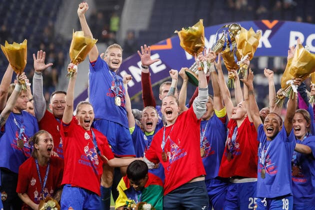 Sport Themen der Woche KW44 Zenit St. Petersburg v CSKA Moscow - Women s Russian Cup WFC CSKA Moscow players celebrate victory with the trophy after the Women s Russian Cup final football match between WFC Zenit Saint Petersburg and WFC CSKA Moscow on November 4, 2022 at Gazprom Arena in Saint Petersburg, Russia. Saint Petersburg Russia  Copyright: xMikexKireevx originalFilename:kireev-zenitstp221104_npIwl.jpg