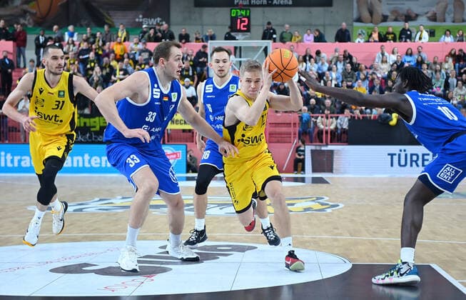 Sport Themen der Woche KW44 Sport Bilder des Tages Basketball 2. Bundesliga 2022 2023 6. Spieltag 04.11.2022 Tigers Tuebingen - VfL SparkassenStars Bochumv Aatu Kivimaeki (Mitte, Tigers) gegen Tom-Niclas Alte (li, Bochum) und Jonathan Andre (re, Bochum) *** Basketball 2 Bundesliga 2022 2023 6 Matchday 04 11 2022 Tigers Tuebingen VfL SparkassenStars Bochumv Aatu Kivimaeki center, Tigers vs Tom Niclas Alte left, Bochum and Jonathan Andre right, Bochum