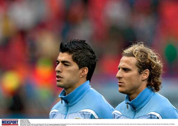 AFRCIA WC FORLAN SOCCER FUTBOL WORLD CUP 2010 OCTAVOS DE FINAL URUGUAY VS COREA Action photo of Luis Suarez (L) and Diego Forlan (R) of Uruguay, during game of the 2010 World Cup held at the Nelson Mandela Bay Stadium, Port Elizabeth South Africa. Foto de accion de Luis Suarez (I) y de Diego Forlan (D) de Uruguay, durante juego de la Copa del Mundo 2010 celebrado en el Nelson Mandela Bay Stadium, Port Elizabeth, Sudafrica. 26 June 2010 MEXSPORT ETZEL ESPINOSA PORT ELIZABETH South Africa  Copyright: xETZELxESPINOSAx 45391015DI AFRICA WC FORLAN65