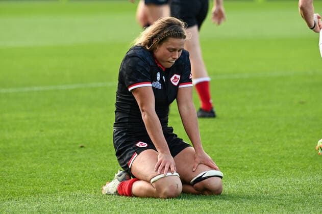 Rugby, WM Frauen, Kanada - England 5th November 2022; Auckland, New Zealand: Canada captain Sophie De Goede dejected after Canada& x2019;s loss. Canada versus England, Women& x2019;s Rugby World Cup New Zealand 2021 (played in 2022) Semi Final match at Eden Park, Auckland, New Zealand  ActionPlus12445024 AndrewxCornaga