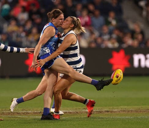 Sport Themen der Woche KW44 AFLW CATS KANGAROOS, Jasmine Garner of the Kangaroos kicks forward under pressure from Rebecca Webster of the Cats during the AFLW Elimination Final match between the Geelong Cats and the North Melbourne Kangaroos at GMHBA Stadium in Geelong, Saturday, November 5, 2022. ( NO ARCHIVING, EDITORIAL USE ONLY, NO USE IN BOOKS WITHOUT CONSENT GEELONG VICTORIA AUSTRALIA  Copyright: xHAMISHxBLAIRx 20221105001726147693