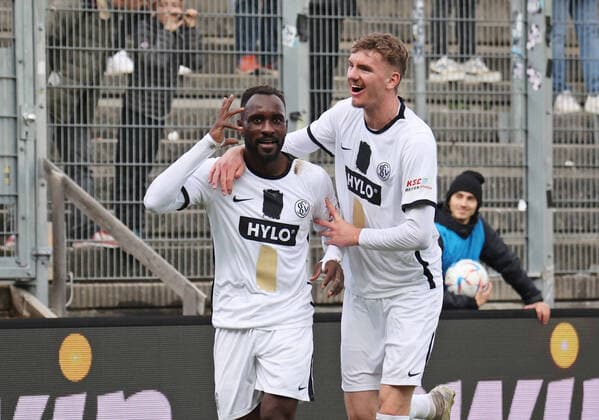Sport Themen der Woche KW44 05.11.2022, Fussball, Herren, 3. Liga, Saison 2022 2023, SV 07 Elversberg - Borussia Dortmund II, Kevin Koffi (SV Elversberg) bejubelt mit Nick Woltemade (SV Elversberg) sein Tor zum 2:0 Elversberg Ursapharm-Arena an der Kaiserlinde Saarland Deutschland (DE) *** 05 11 2022, football, men, 3 league, season 2022 2023, SV 07 Elversberg Borussia Dortmund II, Kevin Koffi SV Elversberg celebrates with Nick Woltemade SV Elversberg his goal to 2 0 Elversberg Ursapharm Arena an der Kaiserlinde Saarland Germany EN