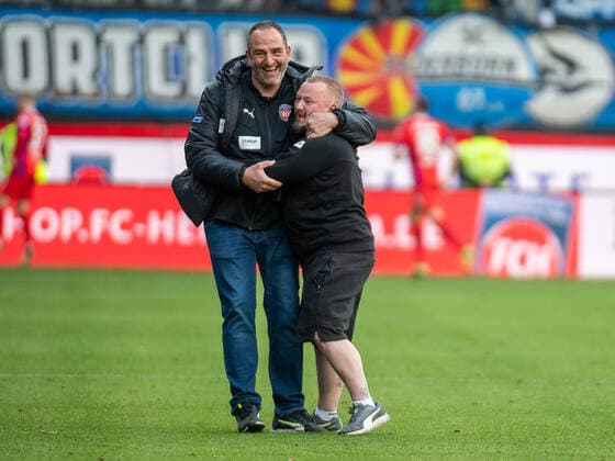 Sport Themen der Woche KW44 Tor zum 3:0 durch Jan-Niklas Beste (FC Heidenheim, 37), mit Manuel Henck (FC Heidenheim, Zeugwart), GER, FC Heidenheim (FCH) vs. SC Paderborn (SCP), Fussball, 2. Bundesliga, 15. Spieltag, Spielzeit 2022 2023, 05.11.2022, DFB DFL regulations prohibit any use of photographs as image sequences and or quasi-video., GER, FC Heidenheim (FCH) vs. SC Paderborn (SCP), Fussball, 2. Bundesliga, 15. Spieltag, Spielzeit 2022 2023, 05.11.2022 Heidenheim *** Goal to 3 0 by Jan Niklas Beste FC Heidenheim, 37 , with Manuel Henck FC Heidenheim, Zeugwart , GER, FC Heidenheim FCH vs SC Paderborn SCP , Football, 2 Bundesliga, 15 Spieltag, Spielzeit 2022 2023, 05 11 2022, DFB DFL regulations prohibit any use of photographs as image sequences and or quasi video , GER, FC Heidenheim FCH vs SC Paderborn SCP , Football, 2 Bundesliga, 15 Spieltag, Spielzeit 2022 2023, 05 11 2022 Heidenheim Copyright: xEibner-Pressefoto SaschaxWaltherx EP_EER