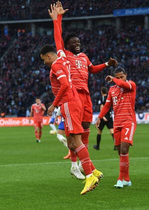 Sport Themen der Woche KW44 Fussball, Herren, Saison 2022 2023, 1. Bundesliga (13. Spieltag), Hertha BSC - FC Bayern München, v. l. Jamal Musiala (Bayern München), Alphonso Davies (Bayern München), Serge Gnabry (Bayern München), Jubel nach Tor zum 1:0, 05.11. 2022, *** Football, men, season 2022 2023, 1 Bundesliga 13 matchday , Hertha BSC FC Bayern Munich, v l Jamal Musiala Bayern Munich , Alphonso Davies Bayern Munich , Serge Gnabry Bayern Munich , cheering after goal to 1 0, 05 11 2022, Copyright: xSebastianxRäppold MatthiasxKochx