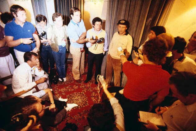 1982 wollten die Piloten das erste Rennen der Saison in Südafrika bestreiken der in die Formel 1-WM zurückgekehrte Niki Lauda hatte sofort wieder eine führende Rolle und war Sprecher der Fahrer als diese sich in einem großen Raum versammelten *** In 1982 the drivers wanted to strike the first race of the season in South Africa Niki Lauda, who had returned to the Formula 1 world championship, immediately had a leading role again and was the spokesman for the drivers when they gathered in a large room.