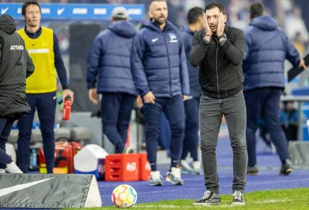 Sport Themen der Woche KW44 Sport Bilder des Tages Berlin, 05.11.22, Fussball, Bundesliga, 13. Spieltag, Hertha BSC - Bayern Muenchen, Olympiastadion. Cheftrainer Sandro Schwarz von Hertha BSC steht gestikulierend am Spielfeldrand.¨ DFL regulations and DFB regulations prohibit any use of photographs as image sequences and or quasi-video, Foto: Andreas Gora Hertha BSC - Bayern Muenchen *** Berlin, 05 11 22, Football, Bundesliga, 13 Matchday, Hertha BSC Bayern Muenchen, Olympiastadion Head coach Sandro Schwarz of Hertha BSC stands gesticulating on the sidelines ¨ DFL regulations and DFB regulations prohibit any use of photographs as image sequences and or quasi video, Foto Andreas Gora Hertha BSC Bayern Muenchen