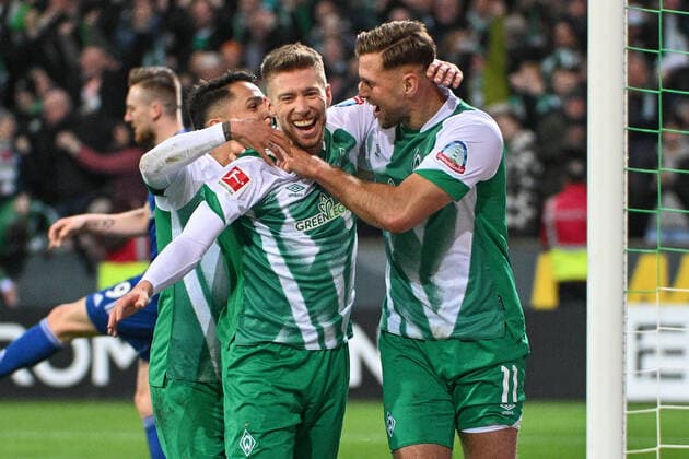 Sport Themen der Woche KW44 Sport Bilder des Tages Leonardo Bittencourt (SV Werder Bremen 10) links und Mitchell Weiser (SV Werder Bremen 8) feiern mit dem Torschuetzen zum 1:0, Niklas Fuellkrug (SV Werder Bremen 11), SV Werder Bremen - FC Schalke 04, Fussball, Bundesliga, DFL, 05.11.2022 DFB regulations prohibit any use of photographs as image sequences and or quasi-video Bremen Bremen Deutschland *** Leonardo Bittencourt SV Werder Bremen 10 left and Mitchell Weiser SV Werder Bremen 8 celebrate with the goal to 1 0, Niklas Fuellkrug SV Werder Bremen 11 , SV Werder Bremen FC Schalke 04, Football, Bundesliga, DFL, 05 11 2022 DFB regulations prohibit any use of photographs as image sequences and or quasi video Bremen Bremen Germany Copyright: xkolbert-press BurghardxSchreyerx