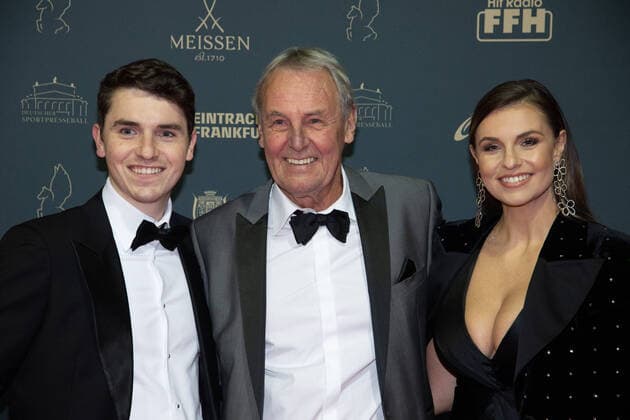 Sport Themen der Woche KW44 Sport Bilder des Tages Joerg WONTORRA, Jörg, mit seinen Kindern Marcedl und Laura, roter Teppich, Red Carpet Show, 40. Deutscher Sportpresseball in der Alten Oper Frankfurt, 05.11.2022. Â *** Joerg WONTORRA, Jörg, with his children Marcedl and Laura, red carpet, Red Carpet Show, 40 German Sports Press Ball in the Alte Oper Frankfurt, 05 11 2022 Â