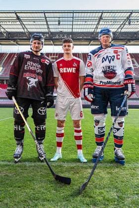 Bilder des Jahres, Sport 11 November Sport Themen der Woche KW44 Pressetermin im RheinEnergieSTADION Köln zum Wintergame am 03.12.2022 Kölner Haie vs. Adler Mannheim Maximilian Kammerer ( Köln ), links - Eric Martel ( 1.FC Köln ), mitte - Denis Reul ( Mannheim ), rechts Gemäß den Vorgaben der DEL Deutsche Eishockey Liga ist die Publikation und Weiterverwertung der Aufnahmen in elektronischen Medien und Endgeräten aller Art während des laufenden Spiels nicht zulässig. *** Press appointment at the RheinEnergieSTADION Cologne to the Wintergame on 03 12 2022 Kölner Haie vs Adler Mannheim Maximilian Kammerer Cologne , left Eric Martel 1 FC Cologne , center Denis Reul Mannheim , right According to the specifications of the DEL German Ice Hockey League, the publication and further use of the recordings in electronic media and terminals of any kind during the ongoing game is not allowed xDMx