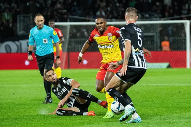 Nabil Bentaleb (SCO ANGERS) David Costa (RC Lens) FOOTBALL : Angers SCO vs RC Lens - Ligue 1 - Journee 14 - 05 11 2022 BaptisteAutissier Panoramic 