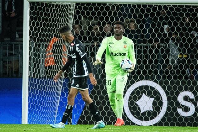 Brice Samba (RC Lens) FOOTBALL : Angers SCO vs RC Lens - Ligue 1 - Journee 14 - 05 11 2022 BaptisteAutissier Panoramic 