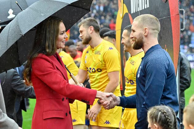 Picture by Allan McKenzie SWpix.com - 05 11 2022 - Rugby League - Rugby League World Cup 2021 - HRH The Princess of Wales - England v Papua New Guinea - DW Stadium, Wigan, England - HRH The Princess of Wales meets England captain Sam Tomkins England v Papua New Guinea SWP-1907-0034