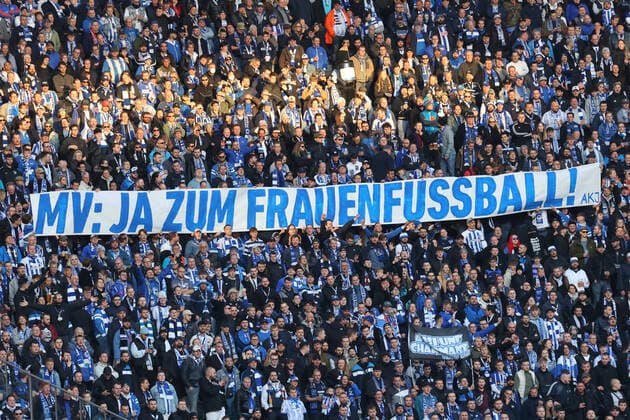 Sport Themen der Woche KW44 DEU, DFL, 1. FBL, Hertha BSC vs. Bayern Muenchen, 05.11.2022, Berliner Olympiastadion, Berlin, DEU, DFL, 1. FBL, Hertha BSC vs. Bayern Muenchen, im Bild Hertha-BSC Fans, mit Spruchband fuer Frauenfussball DFL - regulations prohibit any use of Photographs as image sequences and or quasi-video Foto: Juergen Engler nordphoto GmbH *** DEU, DFL, 1 FBL, Hertha BSC vs Bayern Muenchen, 05 11 2022, Berliner Olympiastadion, Berlin, DEU, DFL, 1 FBL, Hertha BSC vs Bayern Muenchen, in picture Hertha BSC fans, with banner for womens football DFL regulations prohibit any use of Photographs as image sequences and or quasi video Foto Juergen Engler nordphoto GmbH JuergenxEngler nph00076