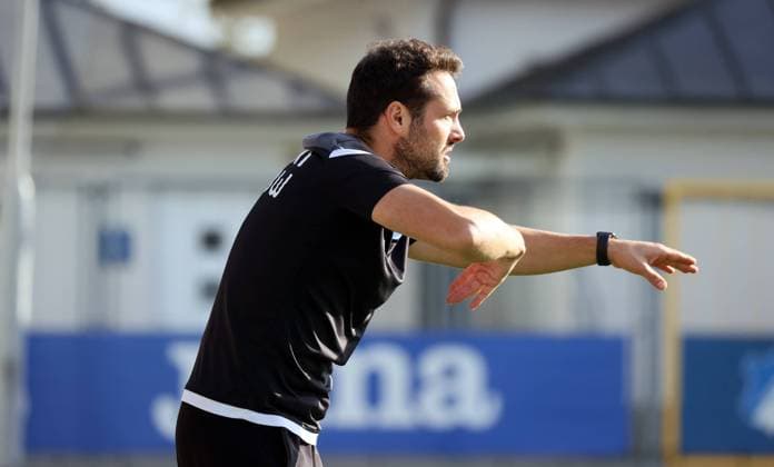 05.11.22 U19 TSG 1899 Hoffenheim - U19 Karlsruher SC Deutschland, Hoffenheim, 05.11.2022, Fussball, U19 Bundesliga Südwest, U19 TSG 1899 Hoffenheim - Karlsruher SC (0:5): Ralf Kettemann (Trainer Karlsruher SC). *** 05 11 22 U19 TSG 1899 Hoffenheim U19 Karlsruher SC Germany, Hoffenheim, 05 11 2022, Football, U19 Bundesliga Südwest, U19 TSG 1899 Hoffenheim Karlsruher SC 0 5 Ralf Kettemann coach Karlsruher SC