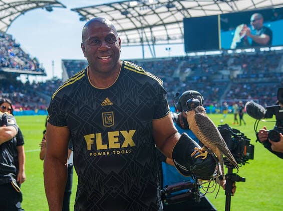 Sport Themen der Woche KW44 Sport Bilder des Tages Fußball, MLS Cup, Los Angeles FC besiegt Philadelphia Union Ervin Magic Johnson holds Olly, the LAFC mascot during ceremonies prior to the MLS, Fussball Herren, USA final game between Los Angeles Football Club and Philadelphia Union today in Los Angeles, California, USA 05 November 2022. LAFC vs. Union - MLS Final !ACHTUNG: NUR REDAKTIONELLE NUTZUNG!  Copyright: xJAVIERxROJAS EFEx AME1319 20221106-4106bd23e1325294cdc5ee101c369b436085820f