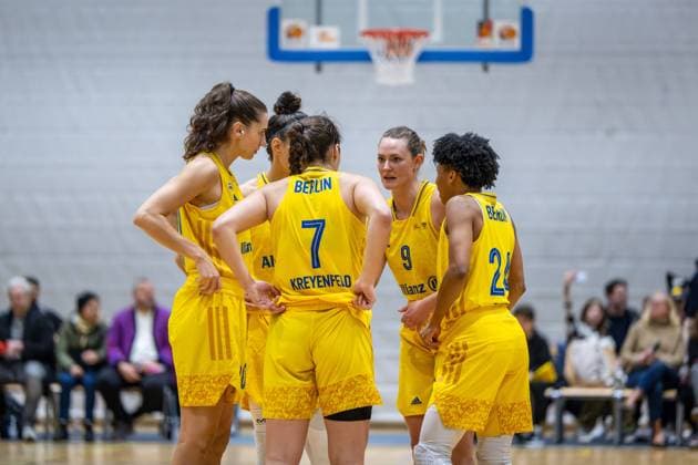 Basketball Berlin 05.11.2022 Saison 2022 2023 1. Bundesliga DBBL Alba Berlin - inexio Royals Saarlouis Maggie Mulligan (Alba, No.00) Stefanie Grigoleit (Alba, No.02) hi. Leoni Kreyenfeld (Alba, No.07) Laina Snyder (Alba, No.09) Deeshyra Thomas (Alba, No.24)