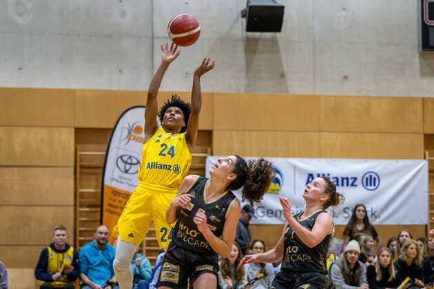 Basketball Berlin 05.11.2022 Saison 2022 2023 1. Bundesliga DBBL Alba Berlin - inexio Royals Saarlouis Deeshyra Thomas (Alba, No.24) Monika Jasnowska (Saarlouis, No.15)