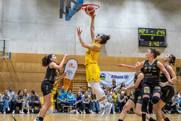 Basketball Berlin 05.11.2022 Saison 2022 2023 1. Bundesliga DBBL Alba Berlin - inexio Royals Saarlouis Stefanie Grigoleit (Alba, No.02) Monika Jasnowska (Saarlouis, No.15)