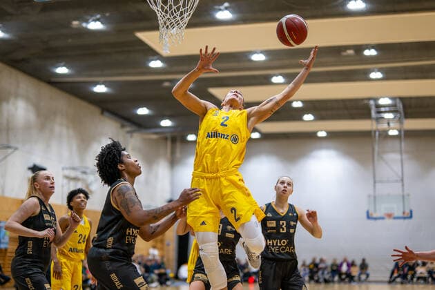 Basketball Berlin 05.11.2022 Saison 2022 2023 1. Bundesliga DBBL Alba Berlin - inexio Royals Saarlouis Stefanie Grigoleit (Alba, No.02) Brianna Lee Rollerson (Saarlouis, No.18)
