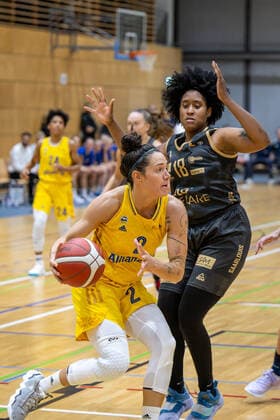 Basketball Berlin 05.11.2022 Saison 2022 2023 1. Bundesliga DBBL Alba Berlin - inexio Royals Saarlouis Stefanie Grigoleit (Alba, No.02) Brianna Lee Rollerson (Saarlouis, No.18)