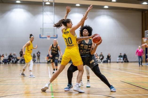 Basketball Berlin 05.11.2022 Saison 2022 2023 1. Bundesliga DBBL Alba Berlin - inexio Royals Saarlouis Brianna Lee Rollerson (Saarlouis, No.18) Maggie Mulligan (Alba, No.00)