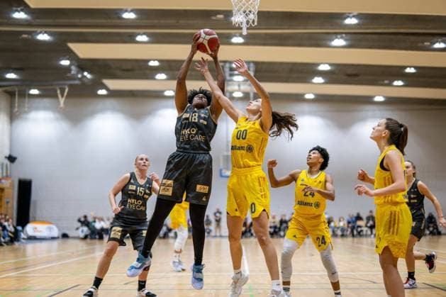 Basketball Berlin 05.11.2022 Saison 2022 2023 1. Bundesliga DBBL Alba Berlin - inexio Royals Saarlouis Brianna Lee Rollerson (Saarlouis, No.18) Maggie Mulligan (Alba, No.00)